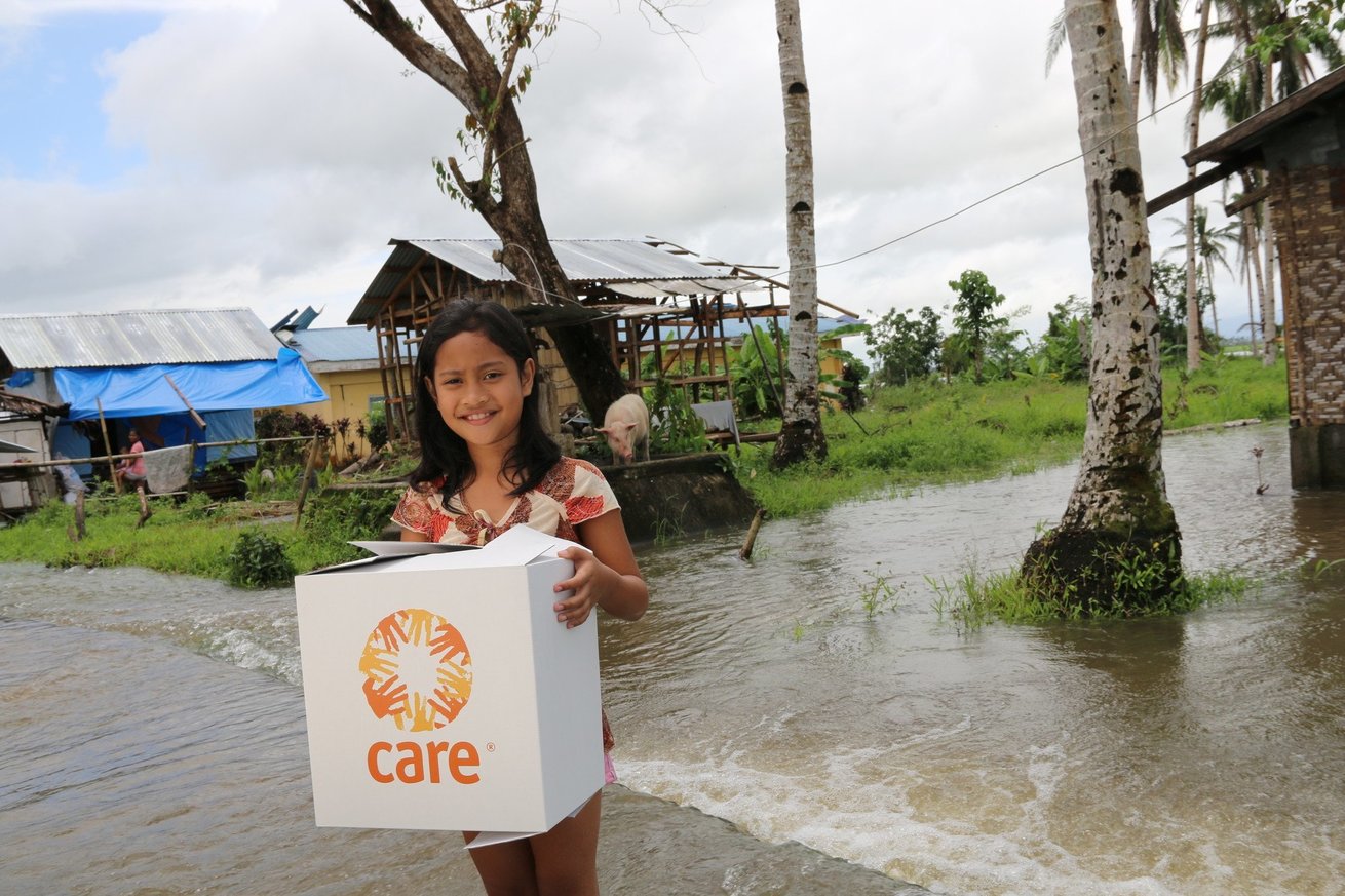 <p>
Jeannie Nola, aus San Miguelay, Tacloban, Philippines, with CARE package</p>