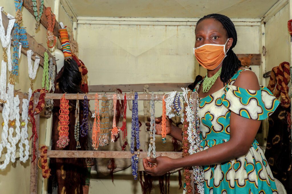 Kouamé Clarisse, pearl craftswoman in Côte d'Ivoire