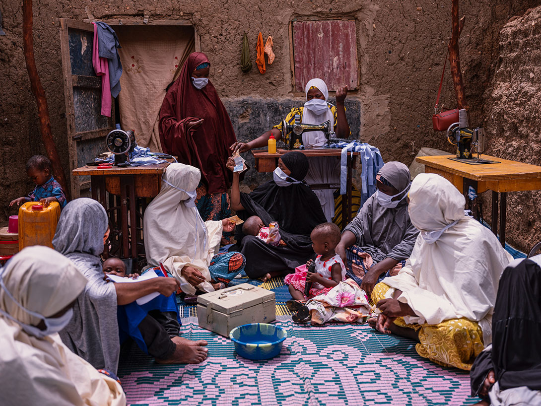 Au Niger, les femmes d’un groupe d’épargne unissent leurs efforts pour fournir plus de 10 000 couvre-visage