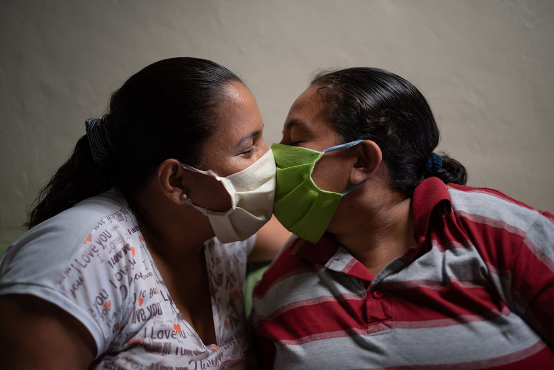 A pandemic kiss in Ecuador by Vicente Gaibor del Pino/CARE
