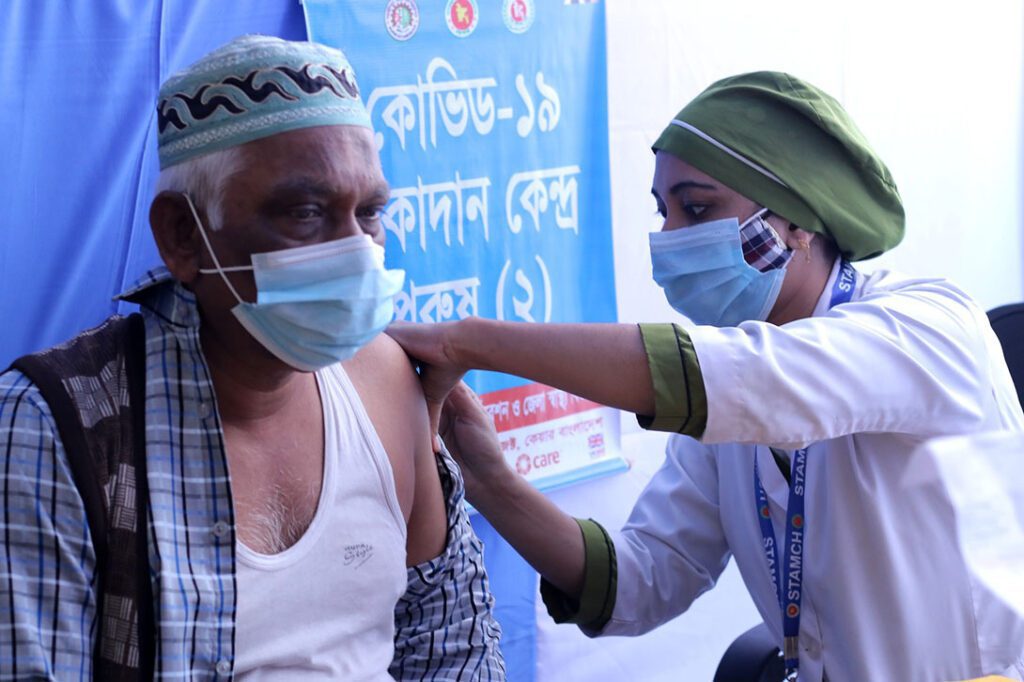 COVID-19 vaccination in Bangladesh, March 2021. Photo: Asafuzzaman Captain/CARE Bangladesh