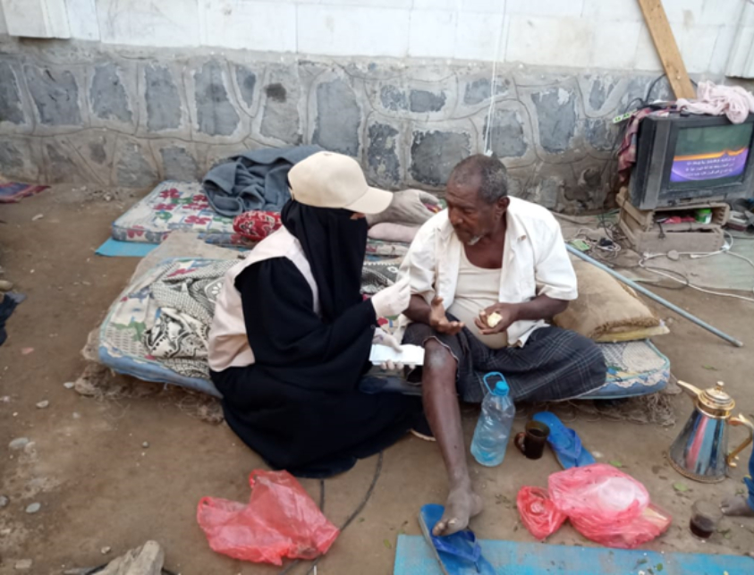 Mona started an initiative to clean and sterilize water tanks at distribution points and is also part of a volunteer team with CARE Yemen that goes door-to-door in the camp to distribute hygiene kits. Photo: Bassam Saleh/CARE