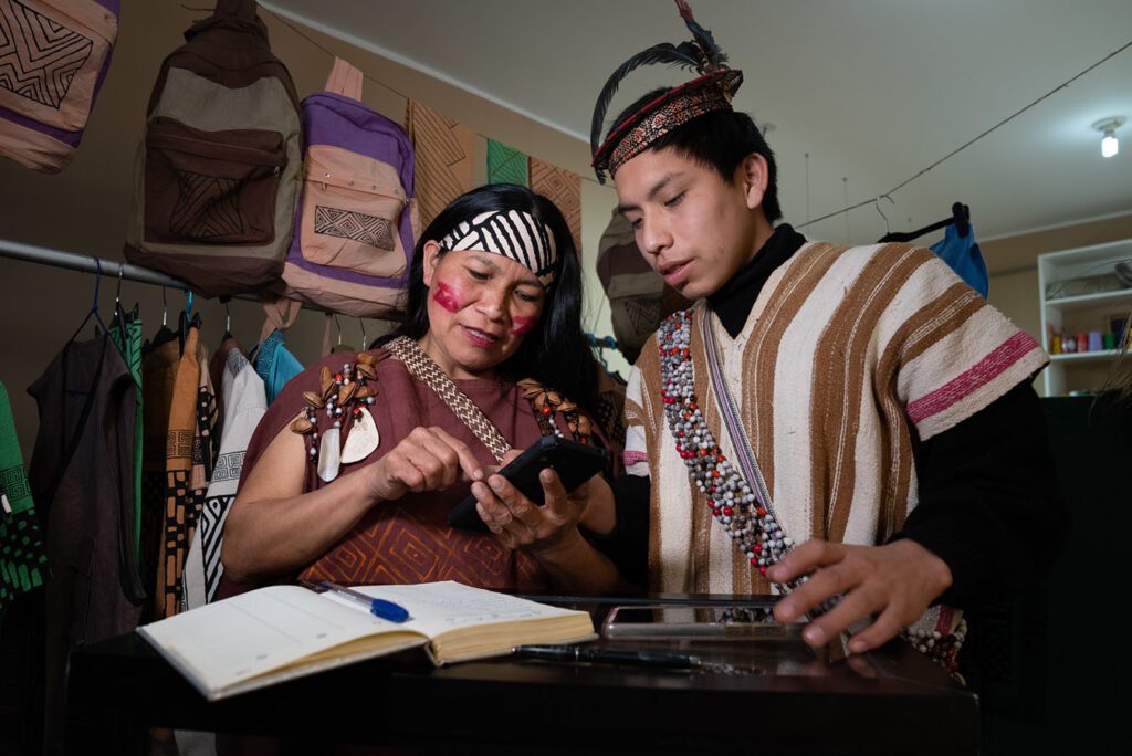 Mery Neli Salazar Pedro from Peru has been running the family artisan business ‘Arte Yanesha Amazónica’ from her home for ten years. They produce clothing, accessories and homewares, all with Amazonian designs.