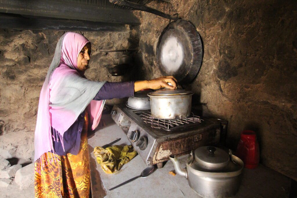 A woman prepares food in Yemen, 2020. Dotnotion/CARE