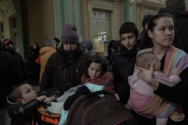 Ukrainian refugees, including many children and women, arrive by trains at Przemyśl station (Poland). Photo by Valerio Muscella