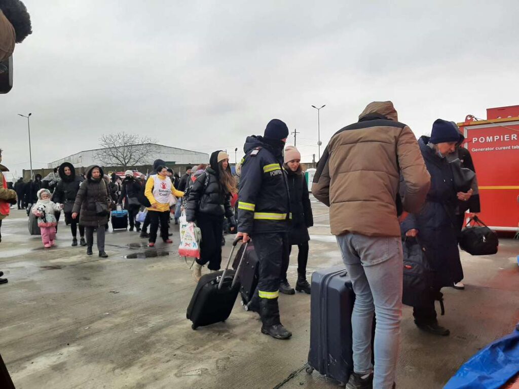 Ukrainians fleeing the conflict line up at the Romanian-Ukrainian Isaccea border crossing to receive emergency supplies. Valentina Mirza/CARE