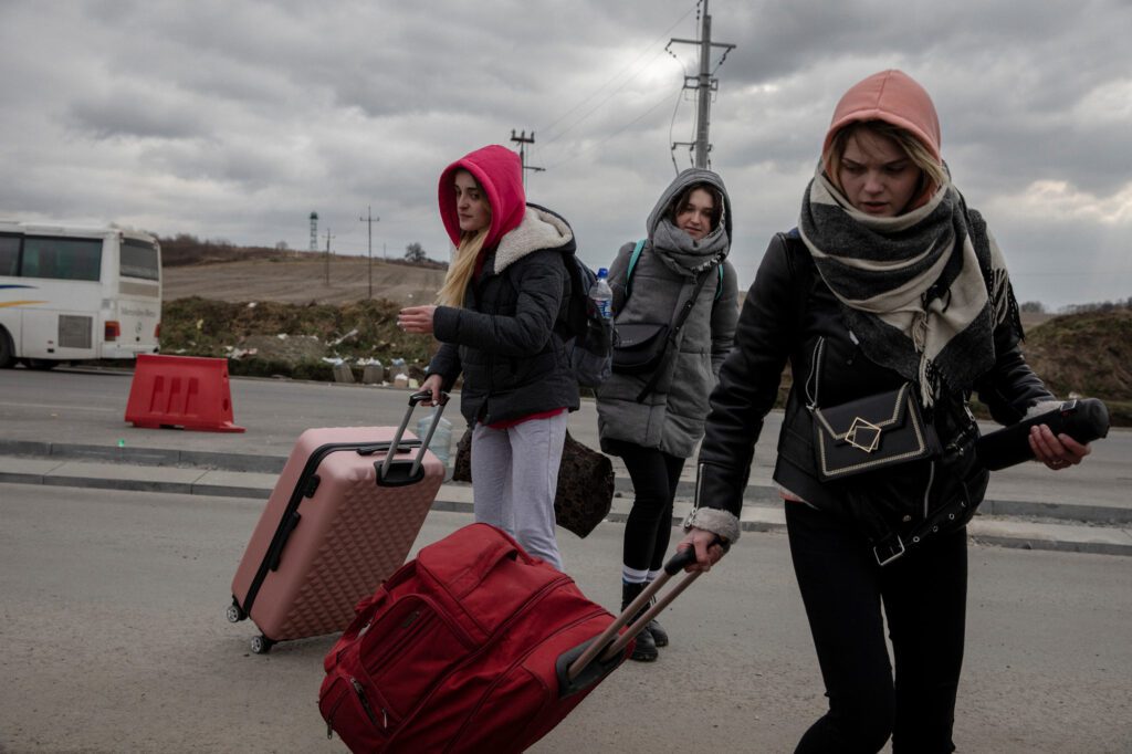 Women fleeing Ukraine cross the border in Medyka, on the Ukraine-Poland border, on March 2, 2022. © Adrienne Surprenant /MYOP
