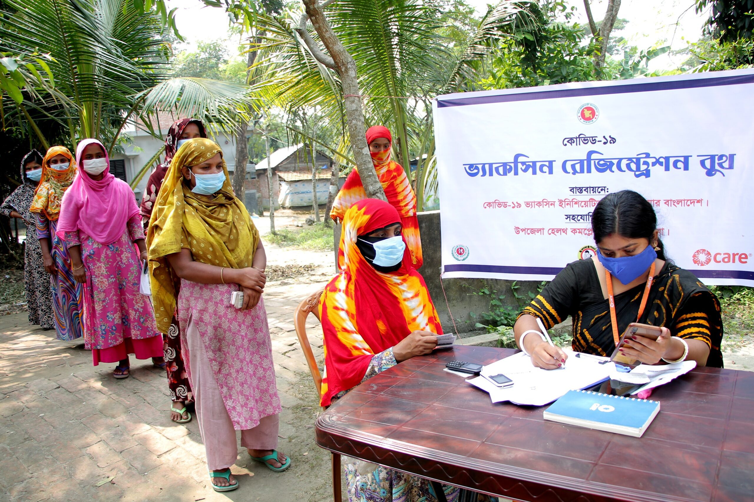 Une campagne de vaccination contre la COVID-19 au Bangladesh. Asafuzzaman Captain/CARE Bangladesh