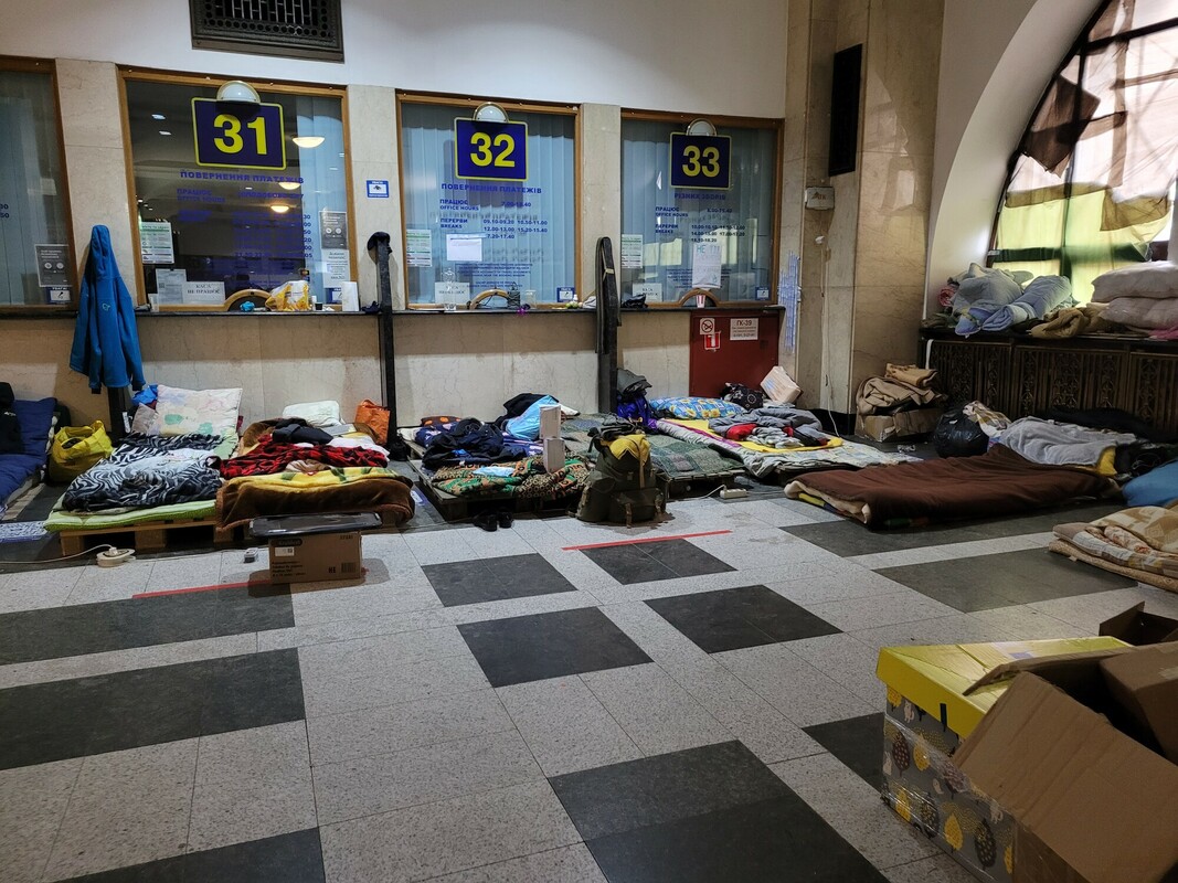 Temporary shelter at the Kyiv train station. Sarah Easter/CARE