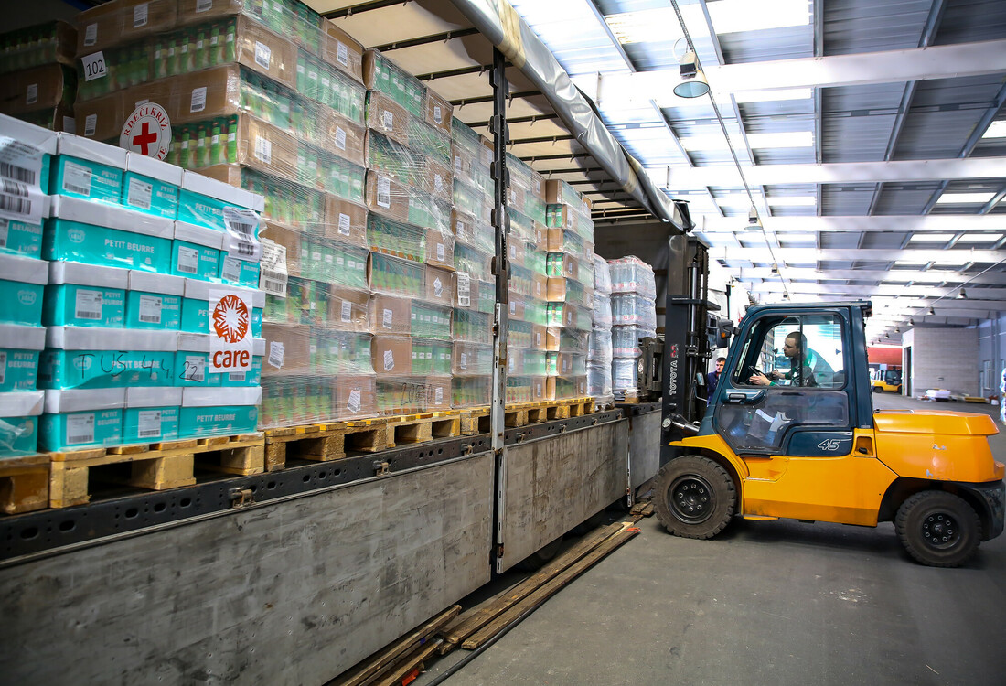 En partenariat avec CARE Allemagne, un convoi humanitaire de six camions de la Croix-Rouge slovène livre 25 000 litres d'eau et 55 tonnes de nourriture en Ukraine. Aleš Černivec, CARE