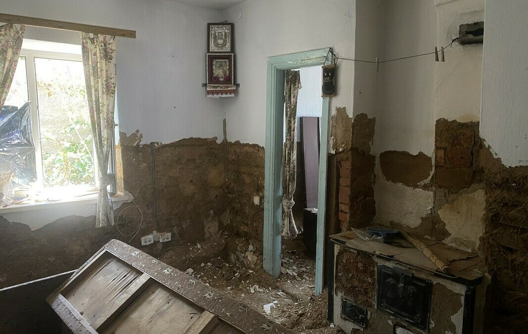 Ukraine: Guardians of destroyed houses