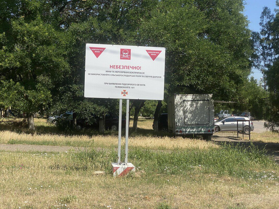 An outdoor sign that warns of mines in the area