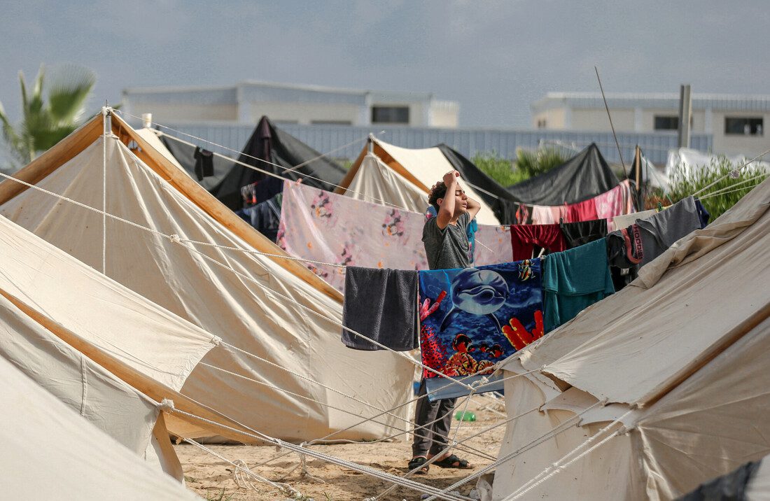 Un Palestinien déplacé en raison des bombardements israéliens sur la bande de Gaza se tient dans un camp de tentes à Khan Younis, dans le sud de la bande de Gaza. © Grayscale Media, 2023/CARE