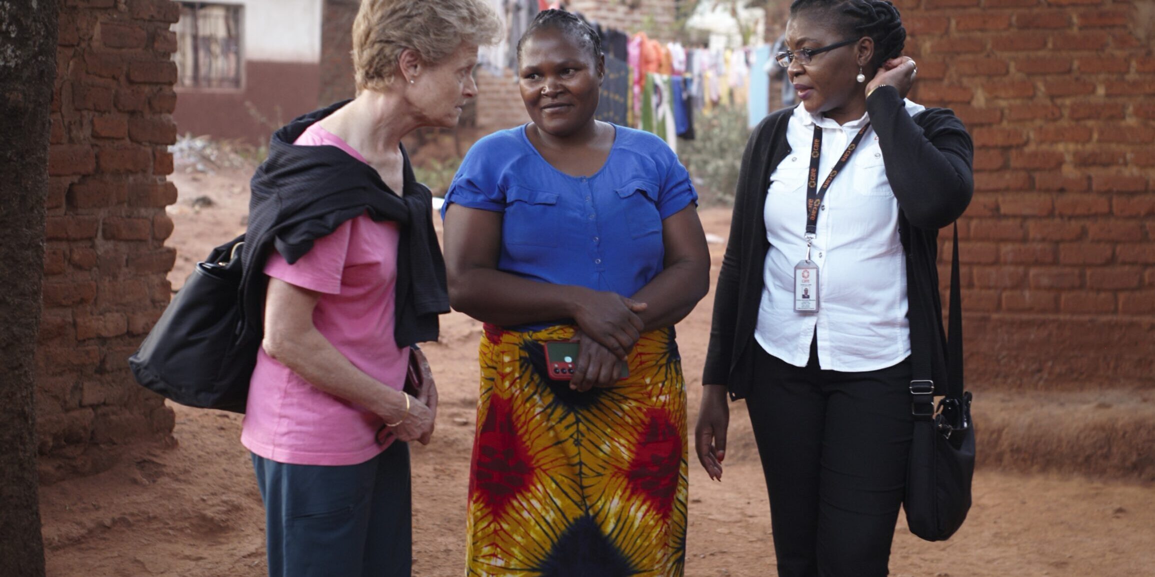 Barbara, Loveness et Chikwe, directrice nationale de CARE Zambie.