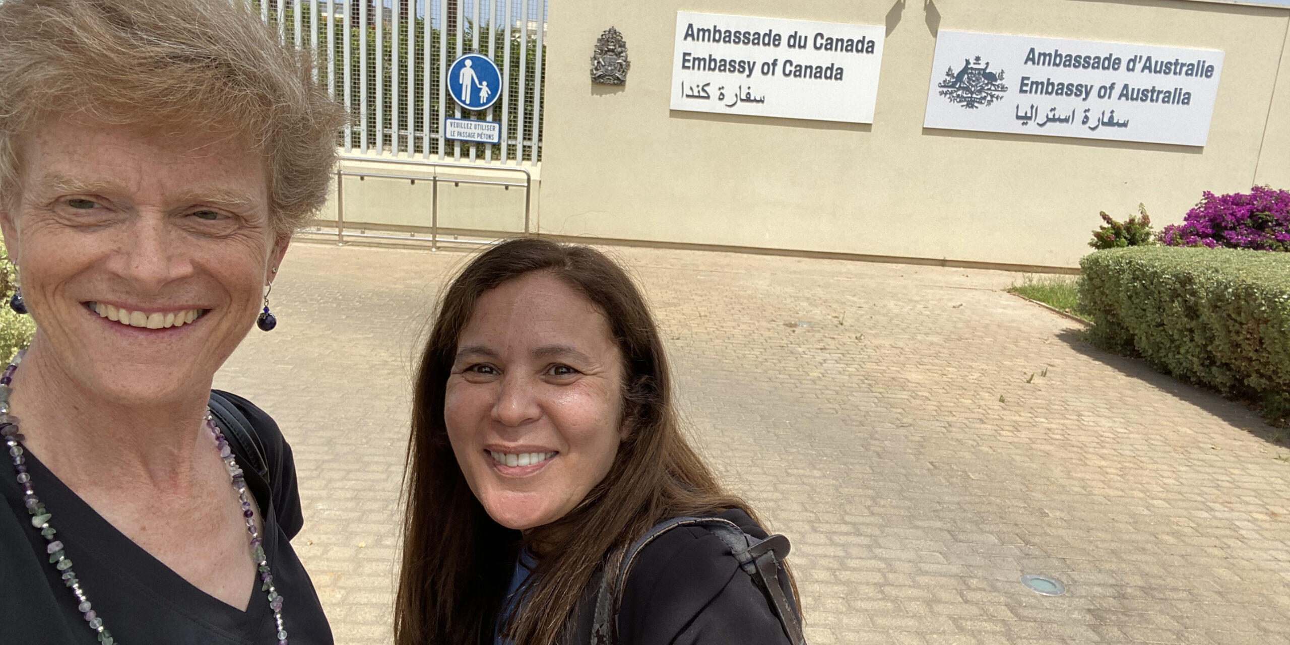 Barbara (à gauche) et Hlima, directrice nationale de CARE Maroc, devant l’entrée des ambassades du Canada et d’Australie à Rabat, au Maroc.